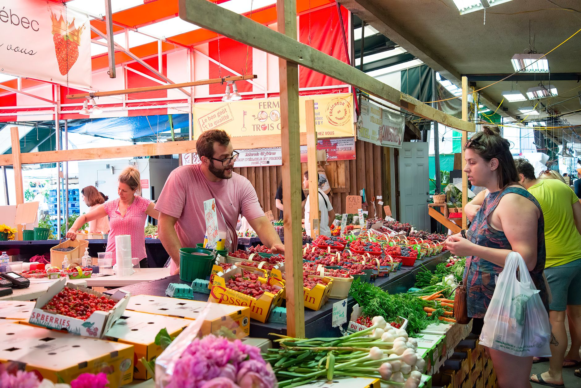 Bustling farmers market with fresh fruits, vegetables and people exploring vibrant stalls, illustrating What Is the Boise Farmers Market, and When Does It Run